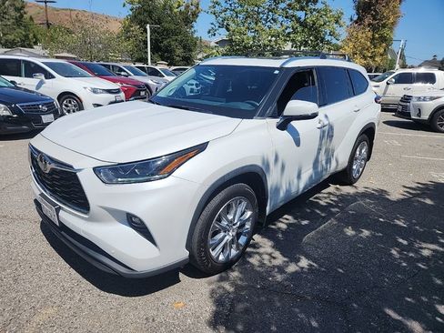 Used 2023 Toyota Highlander Limited FWD image 1