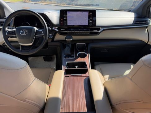 Used 2023 Toyota Sienna XLE image 21