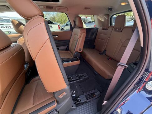 Used 2023 Nissan Pathfinder Platinum image 42