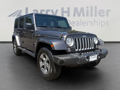 Used 2017 Jeep Wrangler Unlimited Sahara w/ Connectivity Group AWD/4WD image 7