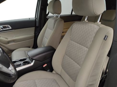 Used 2015 Ford Explorer XLT w/ Equipment Group 201A FWD image 17
