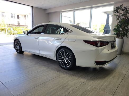 Certified 2025 Lexus ES 300h w/ Premium Package image 3