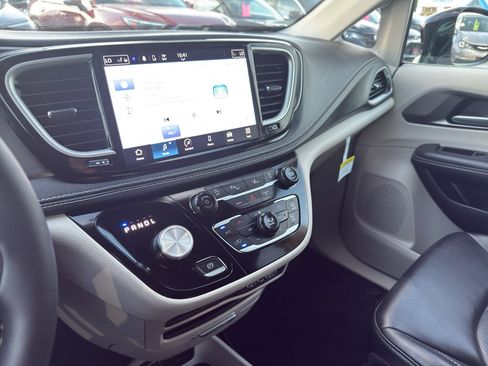 Used 2024 Chrysler Pacifica Touring-L FWD image 20
