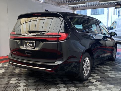 Used 2024 Chrysler Pacifica Touring-L FWD image 6