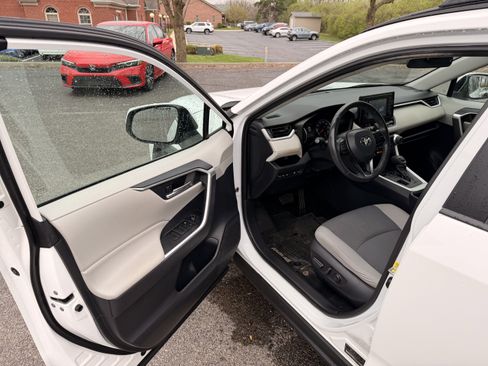 Used 2019 Toyota RAV4 XLE w/ Convenience Package image 11