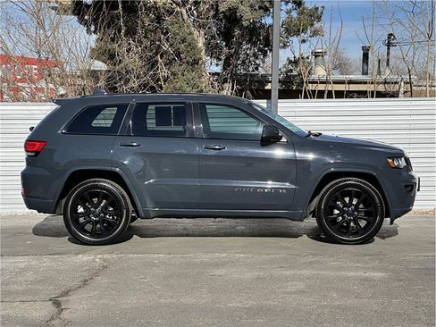 Used 2018 Jeep Grand Cherokee Altitude image 9