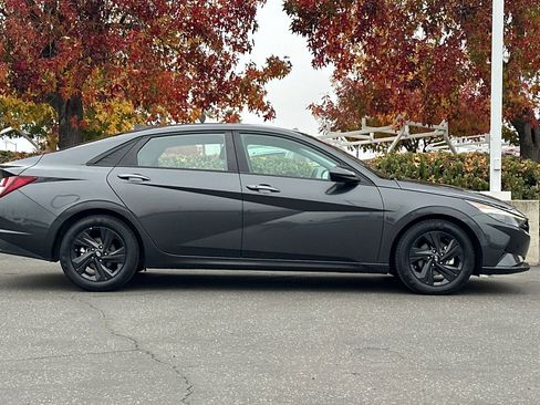 Used 2023 Hyundai Elantra SEL image 3