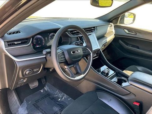 Used 2024 Jeep Grand Cherokee Altitude AWD/4WD image 13