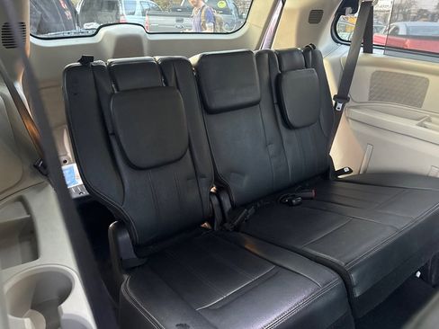 Used 2016 Chrysler Town & Country Touring w/ Driver Convenience Group image 8