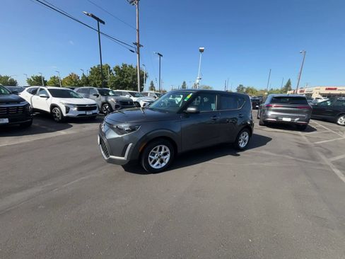 Used 2025 Kia Soul LX w/ LX Technology Package FWD image 7