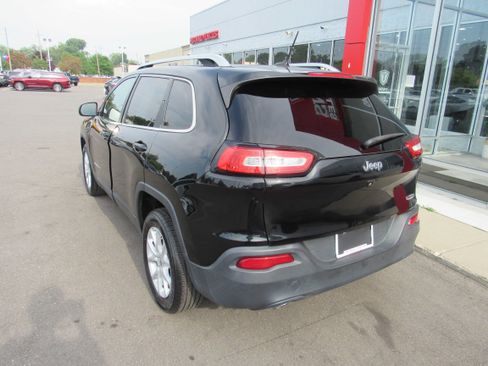 Used 2018 Jeep Cherokee Latitude FWD image 9