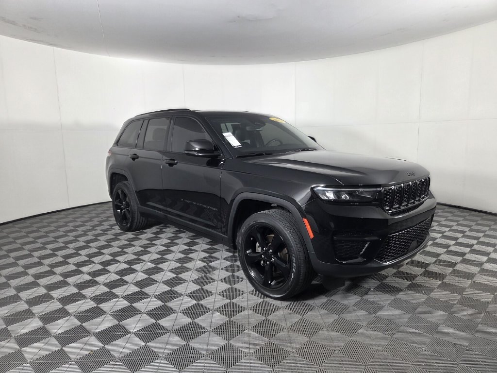 Used 2023 Jeep Grand Cherokee Altitude AWD/4WD image 22