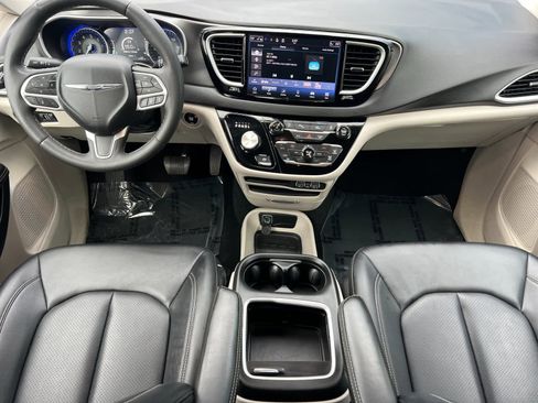 Used 2024 Chrysler Pacifica Touring-L image 3