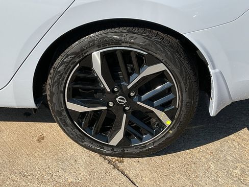 New 2025 Nissan Versa SR w/ Trunk Package image 8