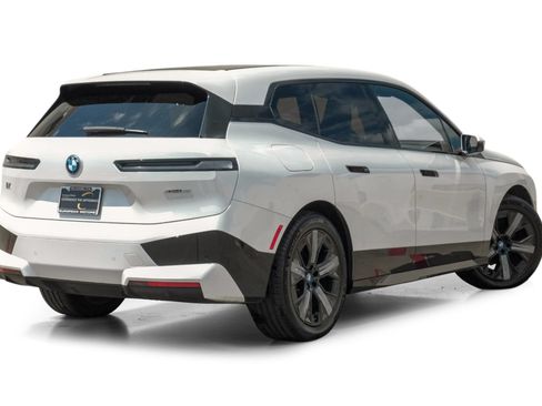 Used 2022 BMW iX xDrive50 w/ Sport Package AWD/4WD image 8