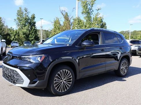 Certified 2025 Volkswagen Taos SE image 3