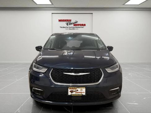 Used 2023 Chrysler Pacifica Touring-L FWD image 2
