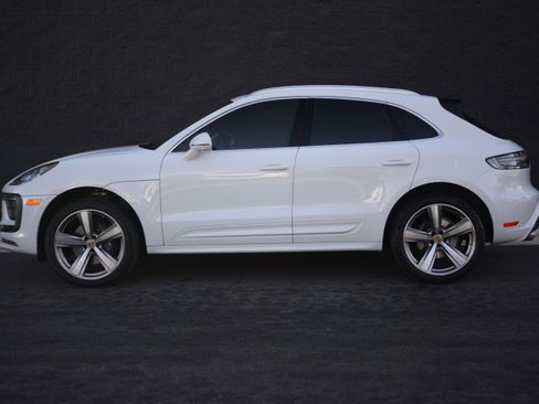 Certified 2025 Porsche Macan image 2