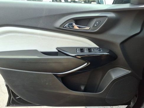 Used 2025 Chevrolet Trax LT FWD image 22
