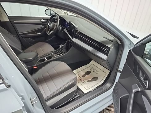 Used 2025 Volkswagen Jetta SE FWD image 16