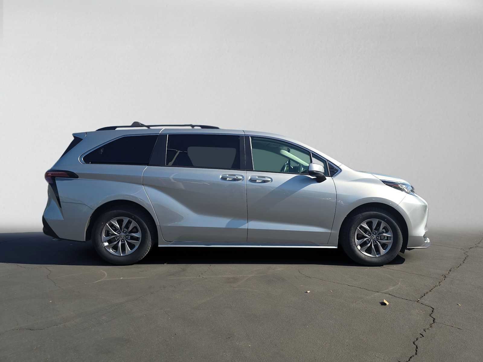 Certified 2022 Toyota Sienna LE FWD image 2