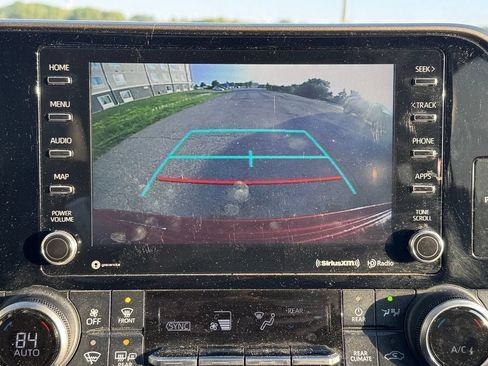 Used 2021 Toyota Highlander XLE AWD/4WD image 3