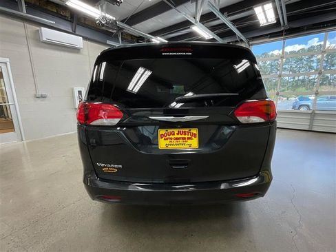 Used 2022 Chrysler Voyager LX image 4
