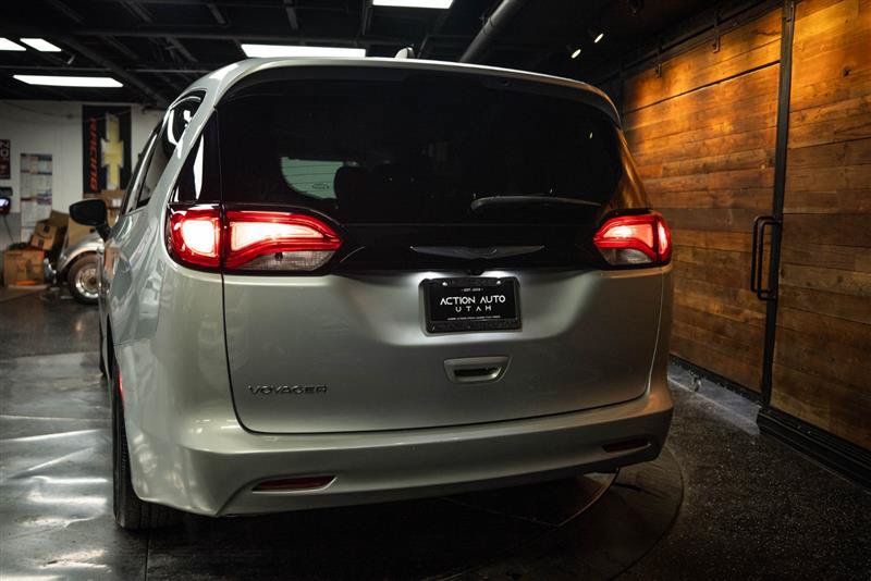 Used 2023 Chrysler Voyager LX FWD image 6