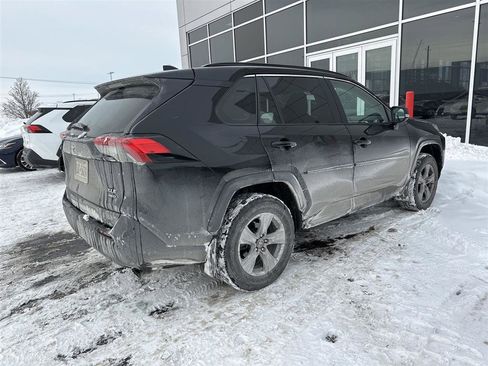 Used 2022 Toyota RAV4 XLE w/ Convenience Package image 2