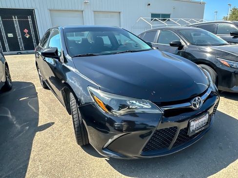 Used 2015 Toyota Camry SE FWD image 1