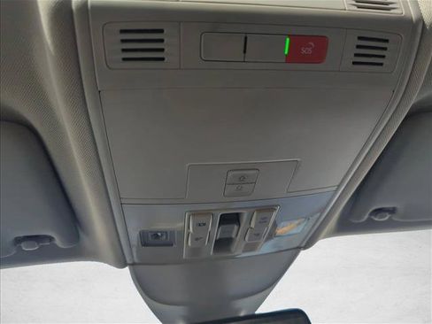 Used 2022 Volkswagen Taos SE w/ Panoramic Sunroof Package FWD image 25