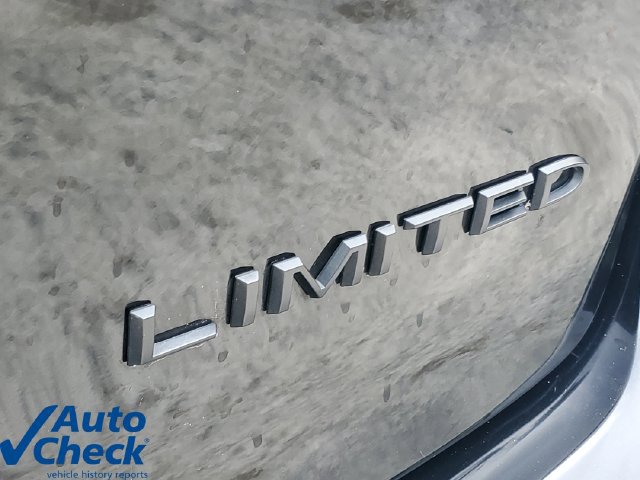 Used 2026 Chrysler Pacifica Limited w/ S Appearance Package FWD image 9