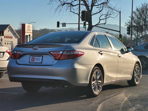Used 2015 Toyota Camry SE image 5