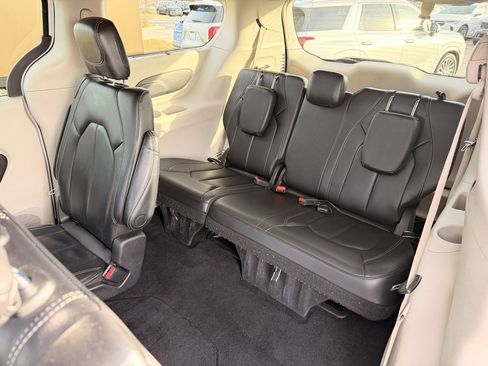 Used 2022 Chrysler Pacifica Touring-L image 29