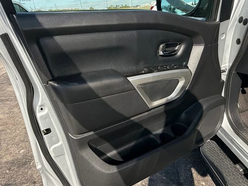 Used 2019 Nissan Titan SV image 13