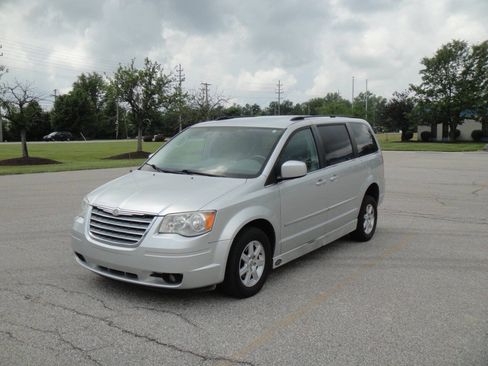 Used 2010 Chrysler Town & Country Touring FWD image 6