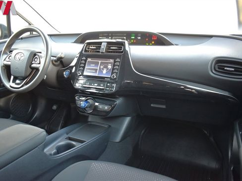 Used 2021 Toyota Prius LE image 12