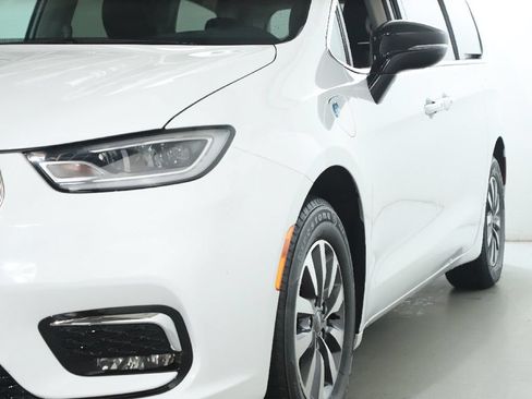 Used 2024 Chrysler Pacifica Limited FWD image 5