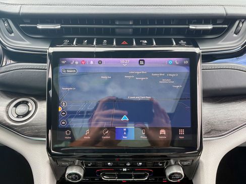 Used 2022 Jeep Grand Cherokee Overland w/ Luxury Tech Group IV AWD/4WD image 39