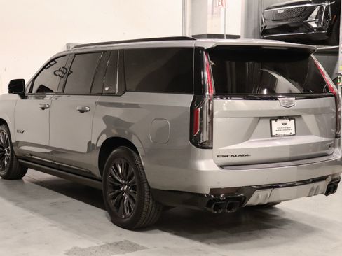 Used 2024 Cadillac Escalade ESV V w/ LPO, ONYX Package image 3