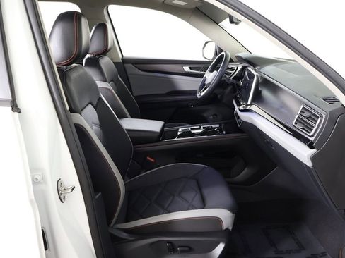 Used 2024 Volkswagen Atlas Peak Edition SEL AWD/4WD image 32