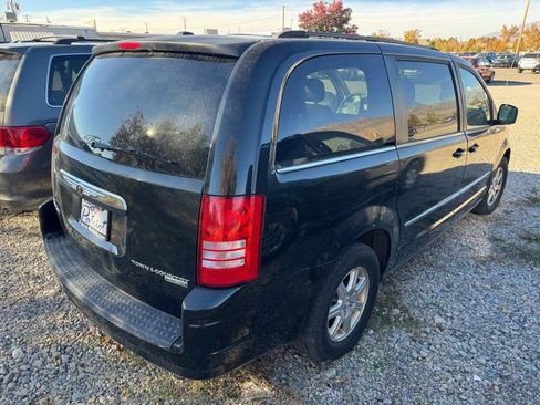 Used 2010 Chrysler Town & Country Touring image 4