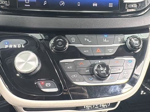 Used 2024 Chrysler Pacifica Touring-L image 29