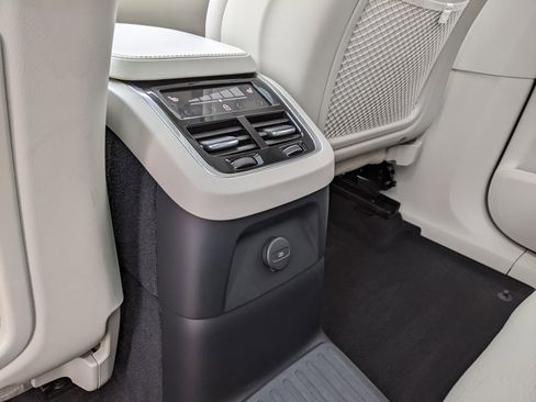 Certified 2025 Volvo XC90 T8 Plus w/ Protection Package Premier image 24