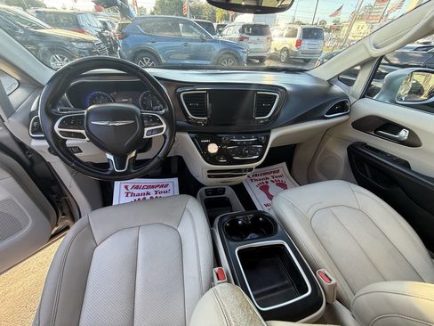 Used 2017 Chrysler Pacifica Touring-L Plus image 7