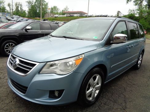 Used 2009 Volkswagen Routan SEL Premium image 1