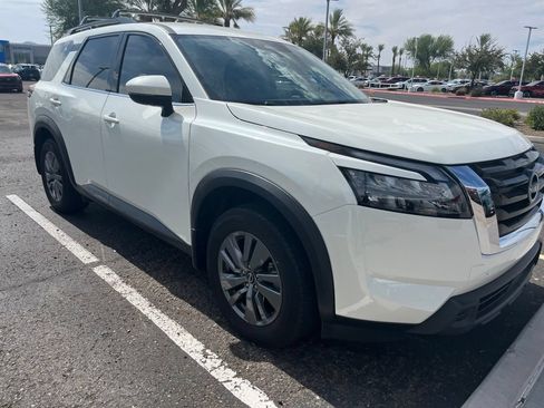 Certified 2024 Nissan Pathfinder SV FWD image 3