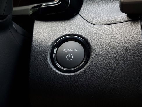 Used 2025 Toyota Camry SE image 30