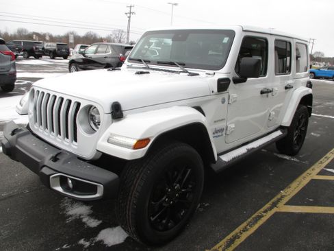 Used 2021 Jeep Wrangler Unlimited Sahara w/ Cold Weather Group image 7