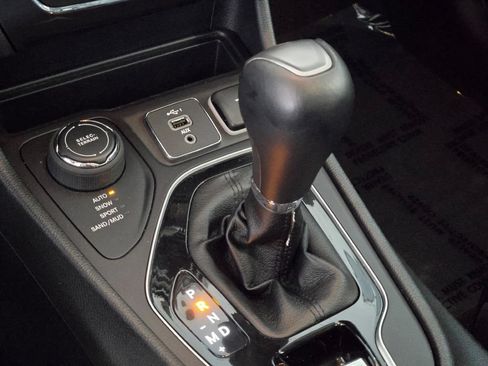 Used 2022 Jeep Cherokee Limited AWD/4WD image 29